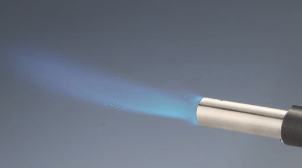 「イワタニが神アイテム出した」新発売の安全で使いやすいガストーチが画期的すぎた