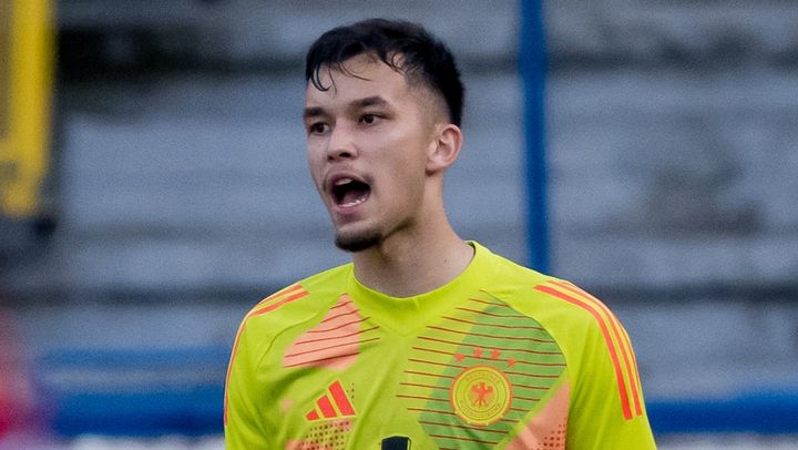 日本代表とドイツが争奪戦の20歳逸材GK、退団か…チーム幹部が意味深発言「彼の考えは分かっている」