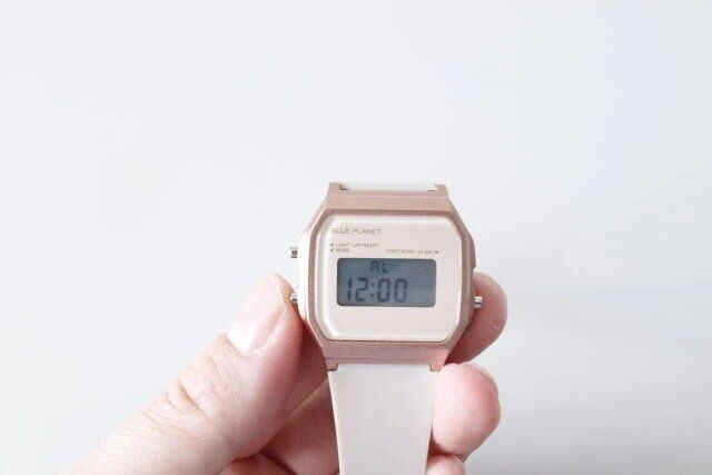 ダイソー デジタルウォッチ（ブループラネット、ベージュ）