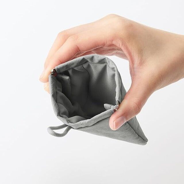 リンクルナイロン 片手で開くフラットポーチ 口を開く