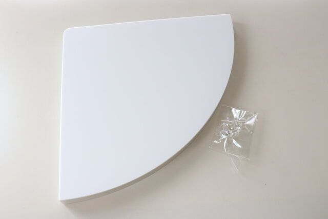 ダイソーのピン付きフラットコーナーラック（23cm×23cm）