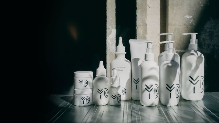 〈左から〉ヘアジェル リッチ 40ml ￥5,060 ヘアワックス ライト 40g ￥3,960 スカルプ セラム 100ml ￥5,830 ヘアオイル 30ml ￥4,950 スカルプ クレンジング クレイ 280ml ￥6,710 ヘアマスク 150g ￥6,930 シャンプー リッチ 250ml ￥6,050 シャンプー リッチ 480ml ￥10,670 コンディショナー リッチ 250ml ￥6,050 コンディショナー リッチ 480ml ￥10,670