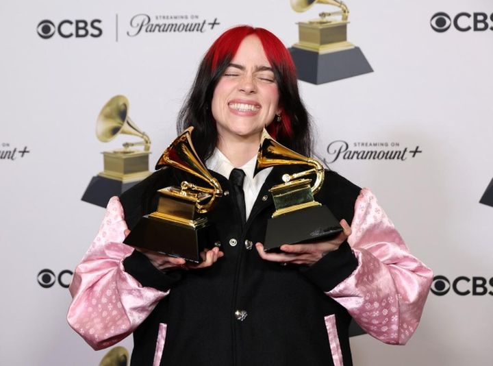 画像1: ビリー・アイリッシュがセレブからの質問に答える