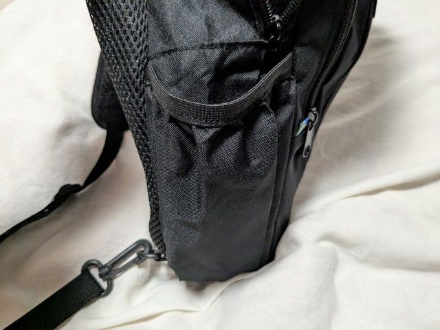 モズワンショルダーLペットボトルが入るサイドポケット