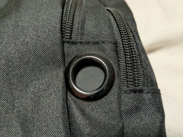 モズワンショルダー充電ケーブルを通せるコード穴