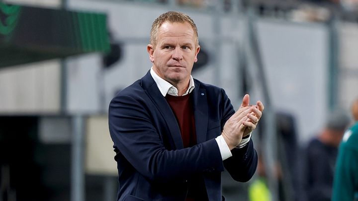 日本人選手7人の欧州クラブ、1部残留に向けて監督が電撃交代！「確実に結果を出せる選択が必要」