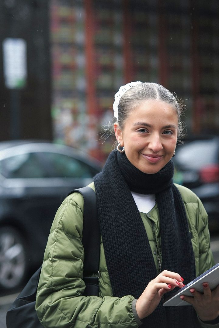 肌寒い日はガーリーで真っ白なヘアアクセで季節感を演出するのもアリ！