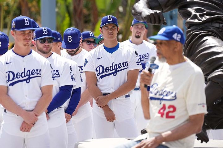 セレモニーに参加するドジャースナイン（中写真央：大谷翔平）（C）Getty Images