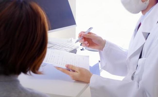 病院での診察のイメージ