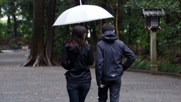 傘を１本差しだしてくれて...（画像はイメージ）