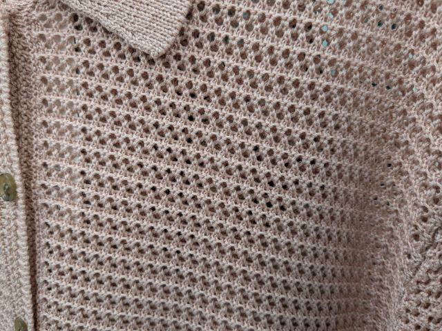 透かし編みニットシャツの生地の風合い