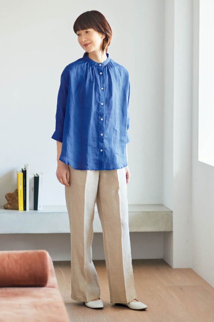 微光沢のあるきれいなブルーが目を引くブラウスは、天然素材ならではの薄くさっぱりとした肌触りもクセになる。合わせたパンツもリネン素材ながら、センタープレス入りできちんと感もキープ。大人の洗練さが漂う。ブラウス¥2,420、パンツ¥3,520（ともにシーズン リーズン バイ リン アンド レッド／しまむら） 靴、イヤリング／スタイリスト私物