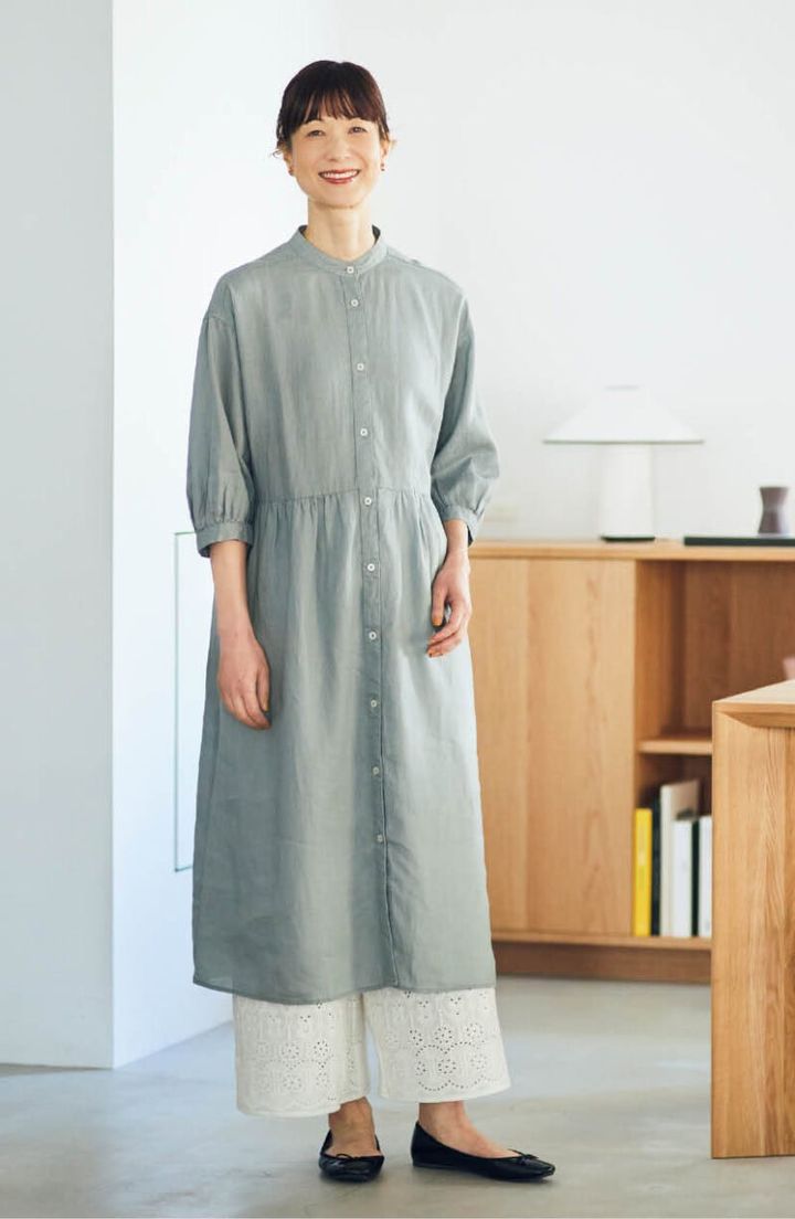 首まわりをすっきりとさせたバンドカラータイプのシャツワンピース。一枚で着るのはもちろん、羽織りとしても使えるロング丈もポイント。裾のレースが愛らしいペチパンツを合わせ、甘くイノセントなムードに。ワンピース¥3,520,ペチパンツ¥1,639（ともにシーズン リーズン バイ リン アンド レッド／しまむら） 靴、イヤリング／スタイリスト私物