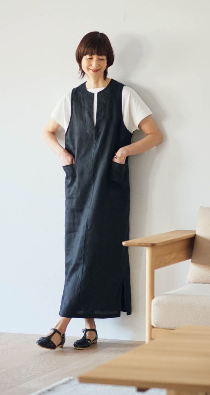 重見えしがちなブラックのジャンパースカートは、リネン素材を選んで涼しく軽やかに着るのが正解。Iラインシルエットに加え、首元、裾はスリット入りで、さらにすらりと見えるよう縦長を強化。ジャンパースカート¥3,520、Tシャツ¥1,089（ともにシーズン リーズン バイ リン アンド レッド／しまむら） 靴、イヤリング、バングル／スタイリスト私物