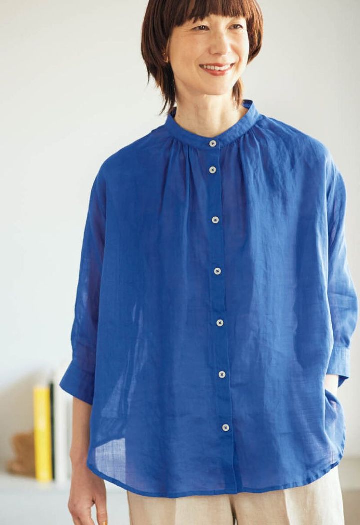 微光沢のあるきれいなブルーが目を引くブラウスは、天然素材ならではの薄くさっぱりとした肌触りもクセになる。合わせたパンツもリネン素材ながら、センタープレス入りできちんと感もキープ。大人の洗練さが漂う。ブラウス¥2,420、パンツ¥3,520（ともにシーズン リーズン バイ リン アンド レッド／しまむら） 靴、イヤリング／スタイリスト私物