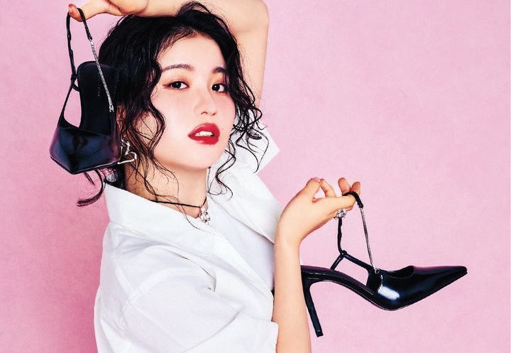 我が道を行く、そんな家族に囲まれて育ったKOHARUさん。圧倒的に幸せが勝るけれど、人と比べてしまうのがいつしかクセになっていたという。