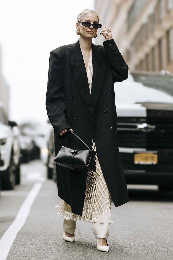 画像: 凝ったレイヤードでモノトーンを新鮮に