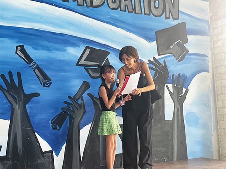 お母さんと子供がマイクを持って話す様子