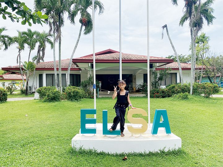 フィリピン・セブ島の学校前での記念写真