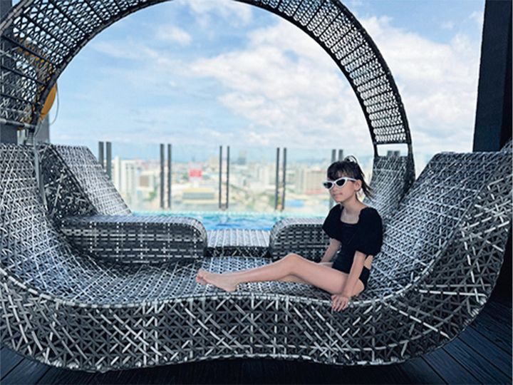 プールサイドのチェアでくつろぐ子供