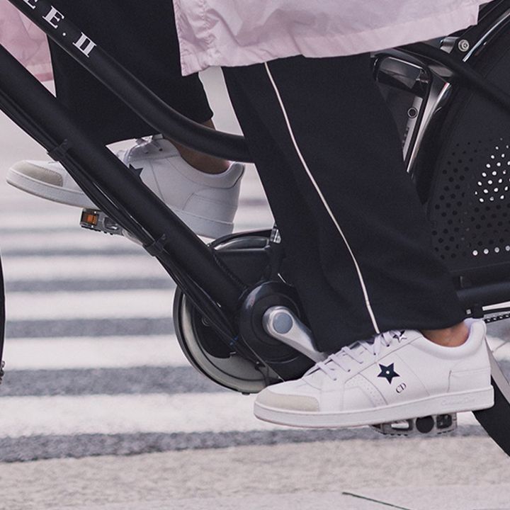 ディオールのワンポイントが入った白スニーカー