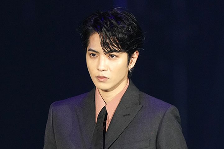 第36回東京ガールズコレクションでランウェイを歩く志尊淳さん（2023年撮影、時事通信フォト）