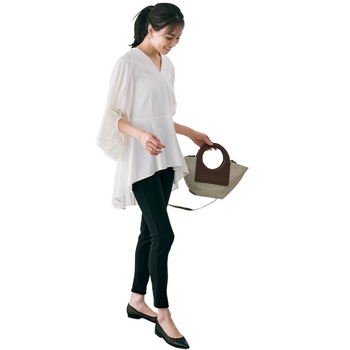 甘シルエットの白ロンTでキレイめカジュアルコーデ