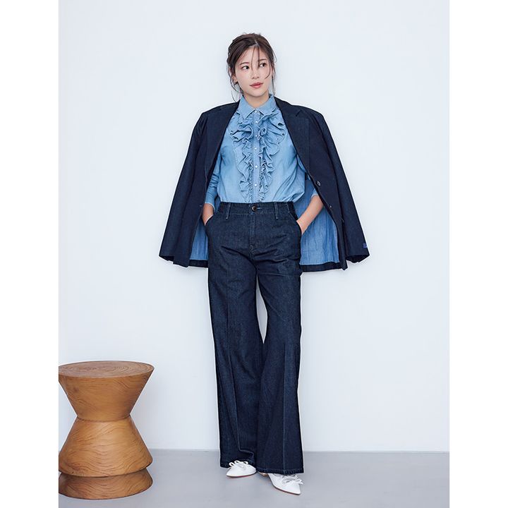 リーバイスの濃紺カラーのフレアデニムとジャケットのセットアップにブルーのデニムシャツを合わせた着こなし