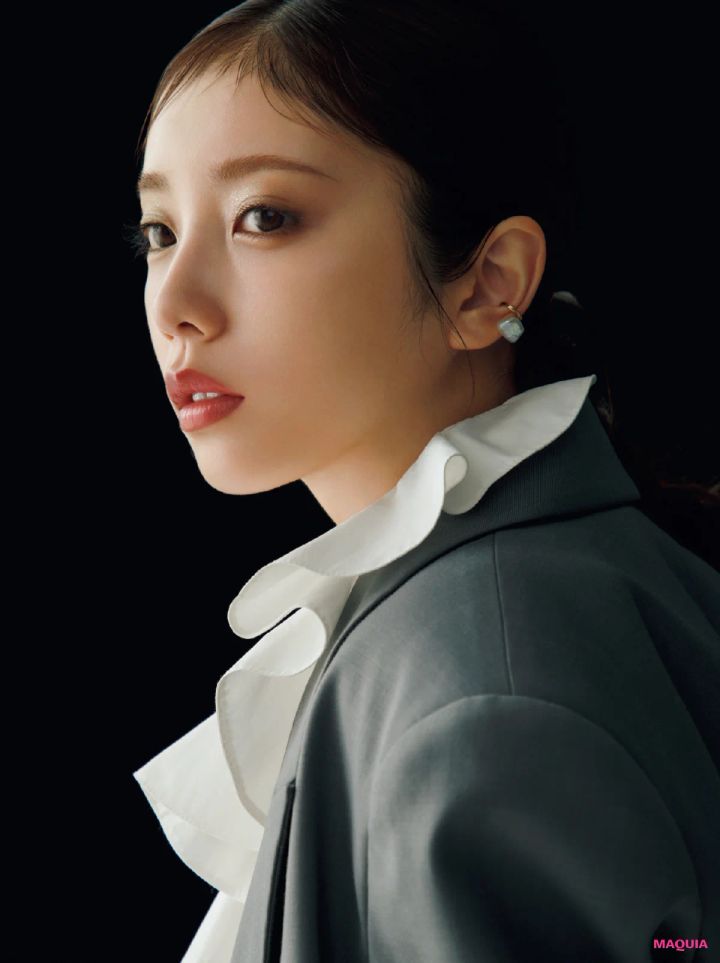 与田祐希さんが、フェルメール『真珠の耳飾りの少女』風美女メイク。赤リップ・ラベンダーの光で静謐な美しさに_6