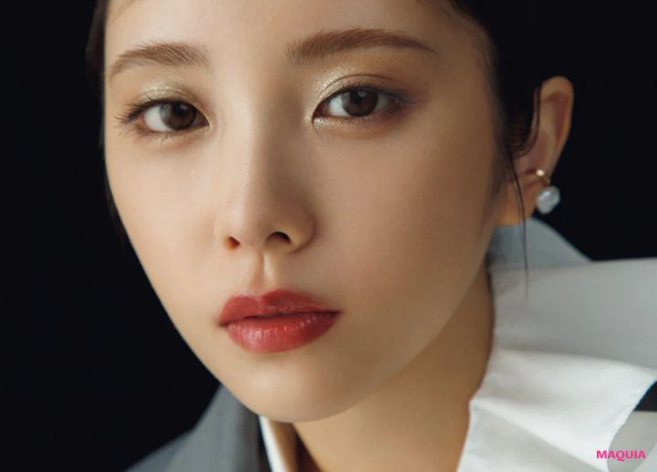 与田祐希さんが、フェルメール『真珠の耳飾りの少女』風美女メイク。赤リップ・ラベンダーの光で静謐な美しさに_5