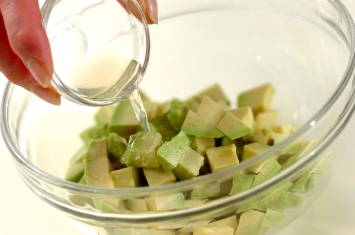 くずし豆腐とアボカドの塩麹和えの下準備2