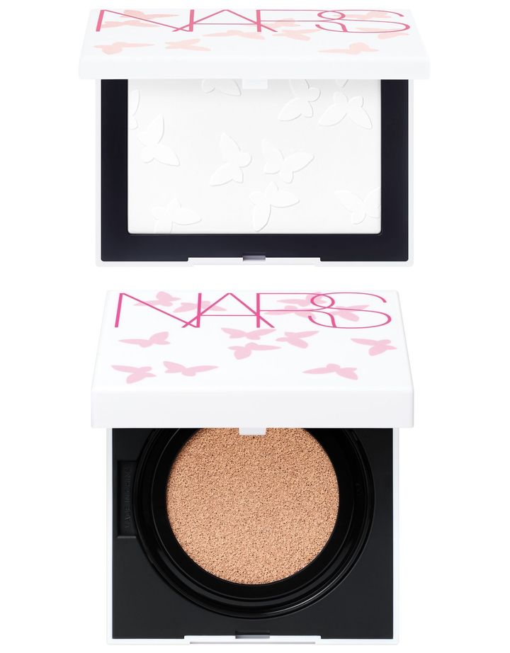 〈上から〉ライトリフレクティングセッティングパウダー プレスト N 04062 ￥6,160 ナチュラルラディアント ロングウェア クッションファンデーション ケース 04056 ￥2,310 ※レフィルは別売り（ともに5月16日より限定発売）