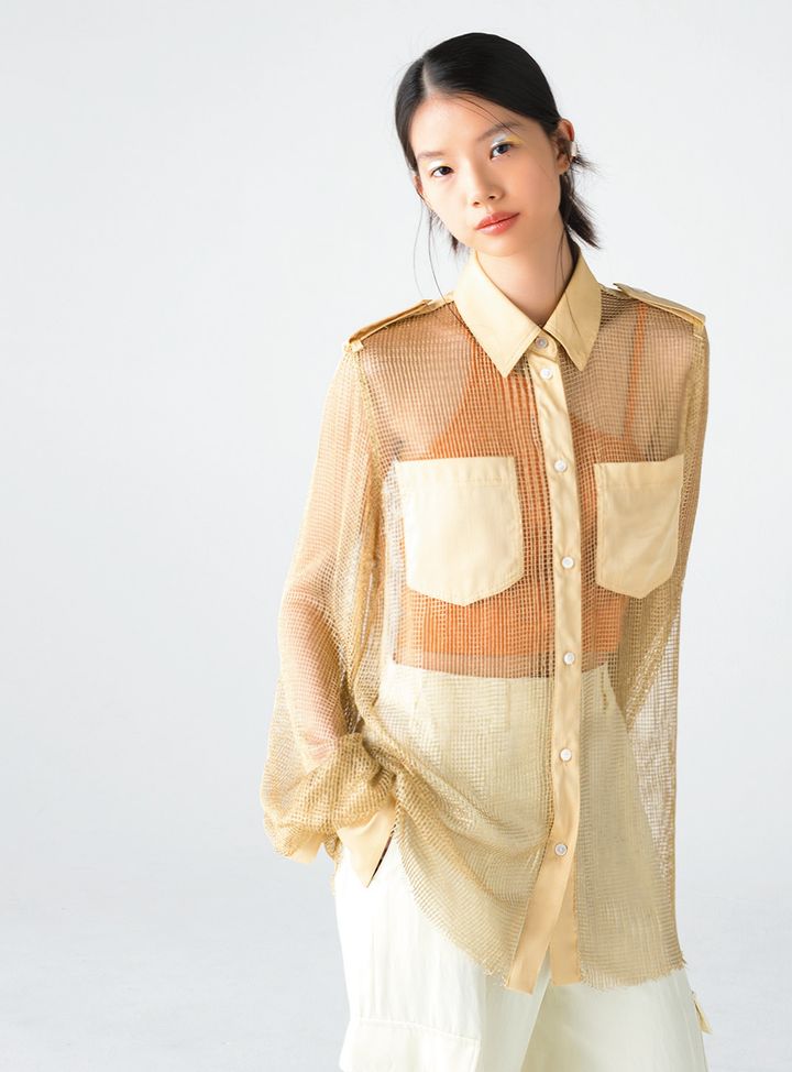 光沢を纏う繊細なミリタリーシャツ