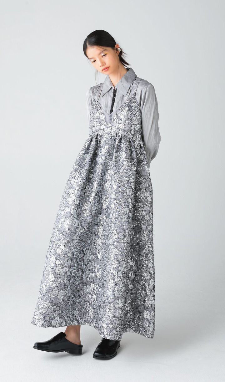 立体感のある花柄が目を引くジャカード生地のワンピース