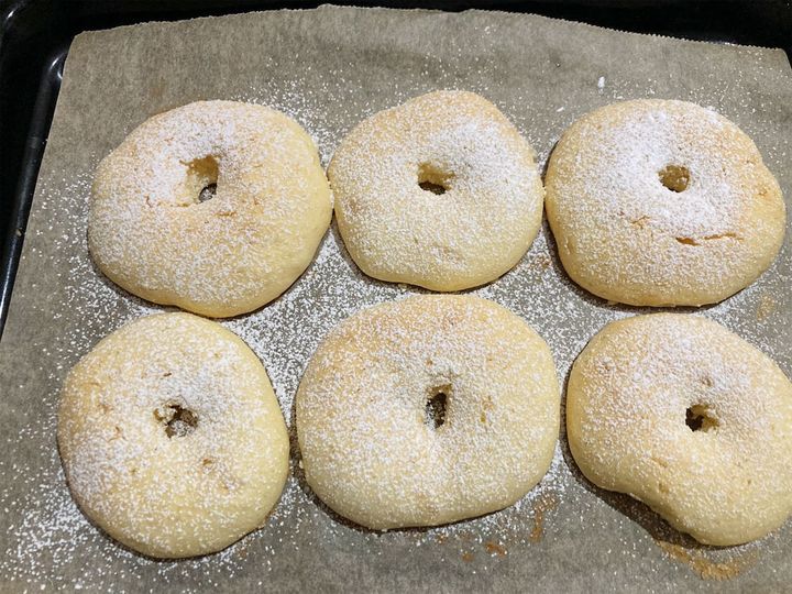 穴をあけて粉糖をふったところ