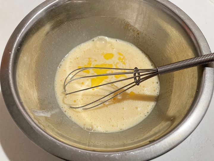 卵と溶かしたスーパーカップ・バターを混ぜ合わせる