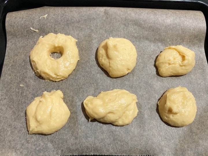 天板に生地を置いて形を仕上げる