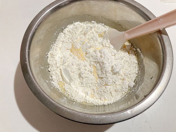 粉類を入れてさっくりと混ぜる