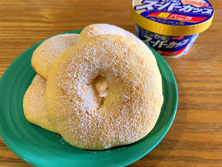 お皿に盛り付けた焼きバニラドーナツ