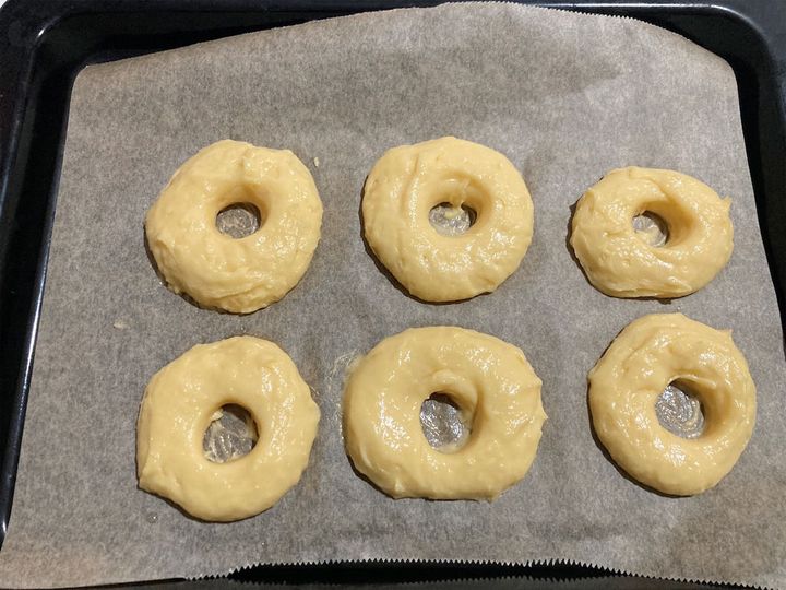 ドーナツの形に仕上げる