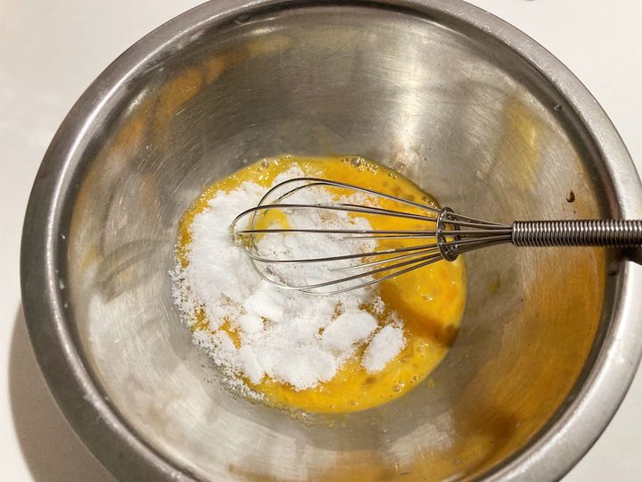 卵と砂糖を混ぜ合わせる