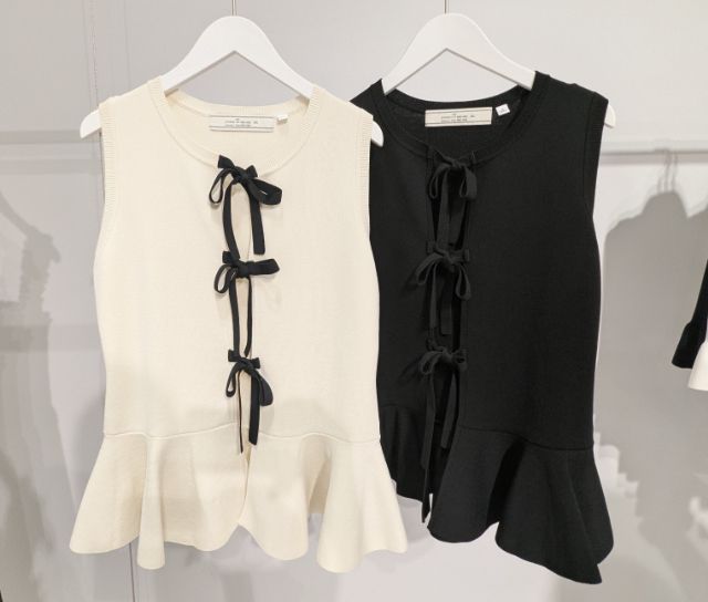 2枚のフロントリボンセーター