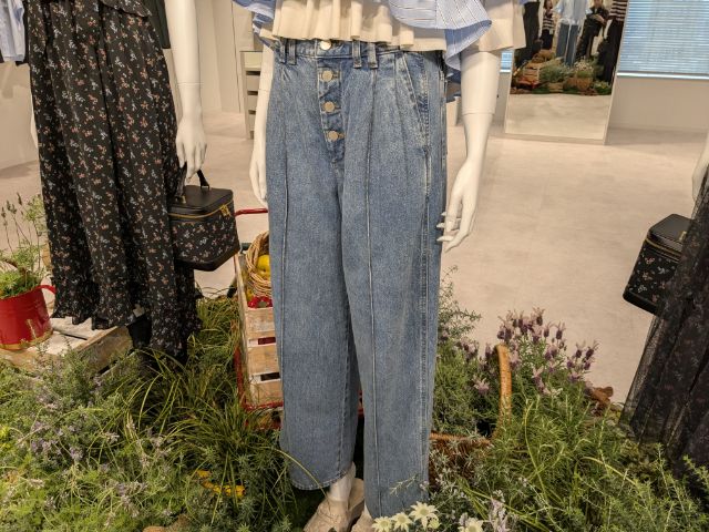 ワイドジーンズを着用