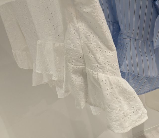ペプラムシャツのラッフル部分
