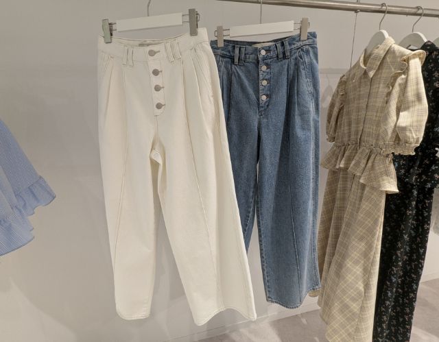 2枚のワイドジーンズ