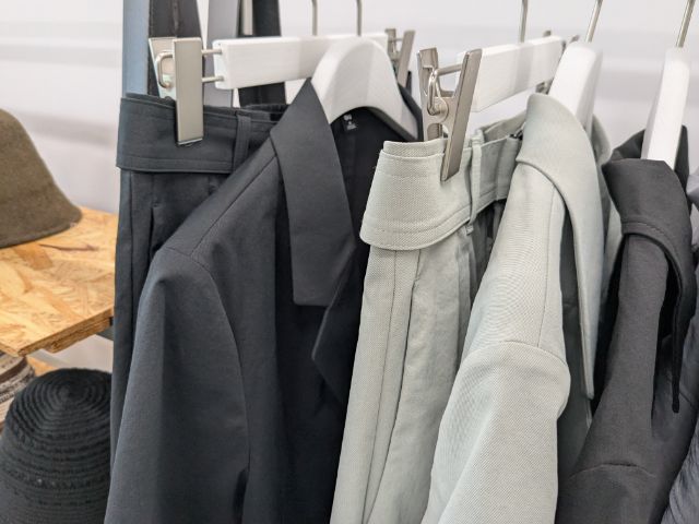 その他の色のハーフスリーブジャケットとベルテッドワイドパンツ