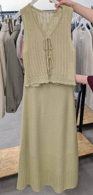 透かし編みニットジレと透かし編みニットスカートのコーデ