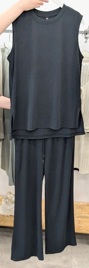 リブスリットチュニックとリブプルオンパンツのコーデ