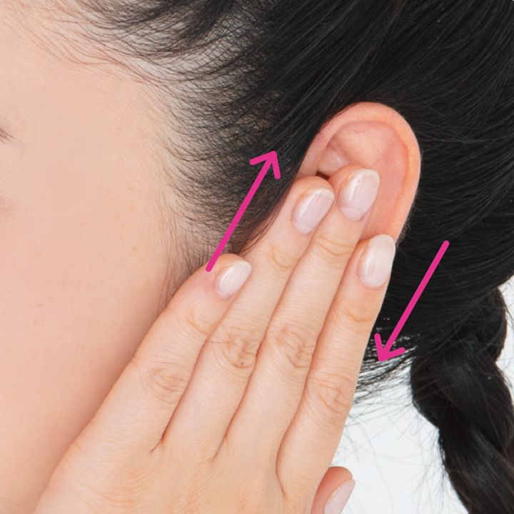 2、人さし指、中指、薬指で、耳の内側を上下に10回やさしくさする。