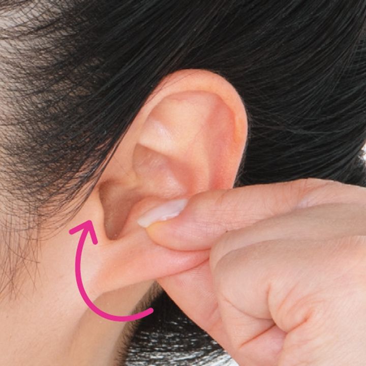6、耳たぶ全体をつまみ、下から持ち上げるように10秒間引っ張る。